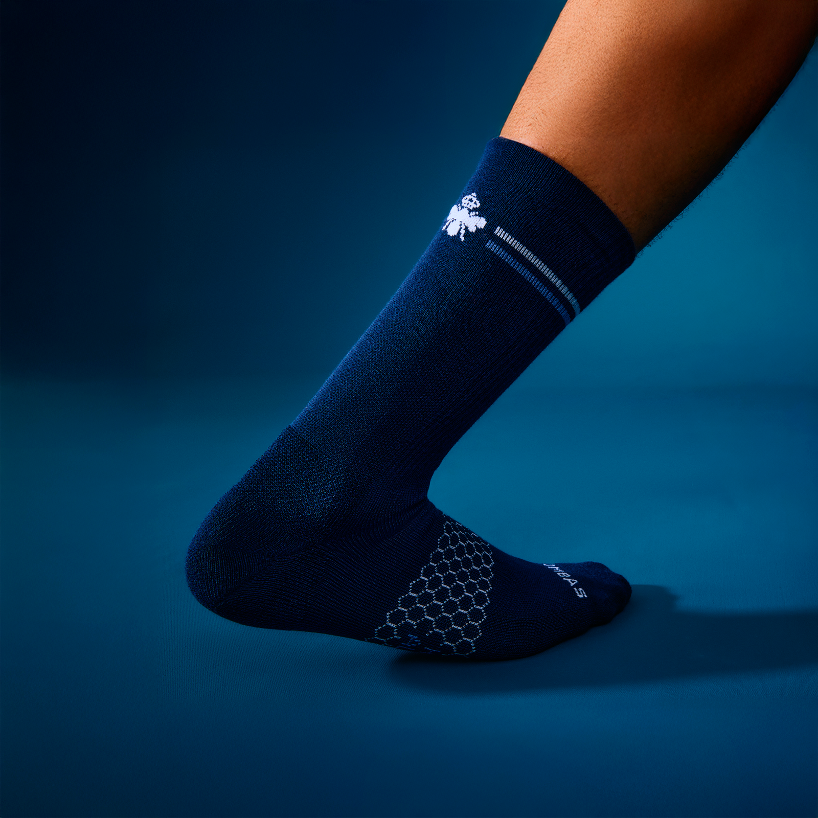 official-bombas::10066-midnightnavy-adult-unisex-onmodel-0-transparent-v3.png