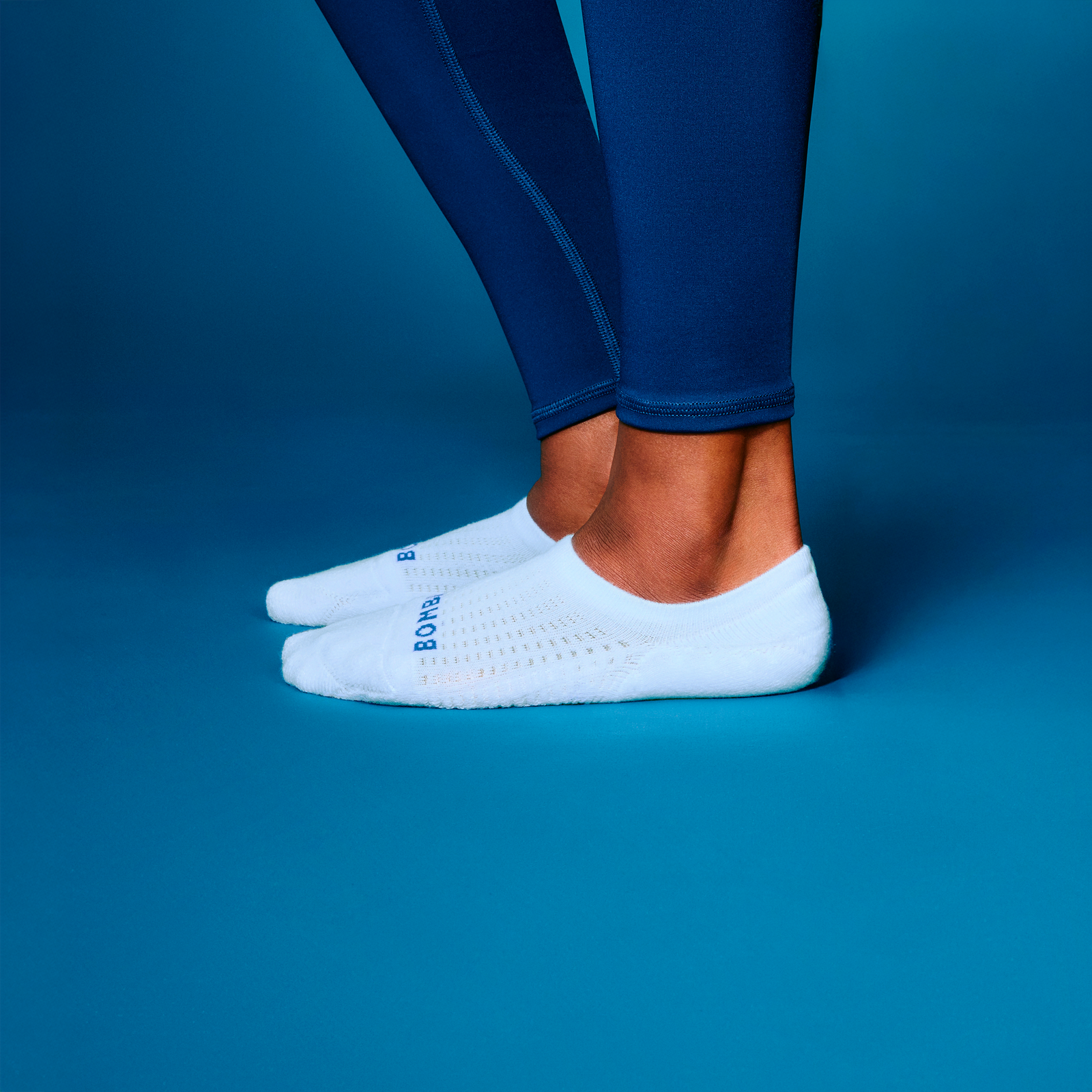 official-bombas::10337-white-neoncobalt-adult-unisex-onmodel-0-transparent-v3.png