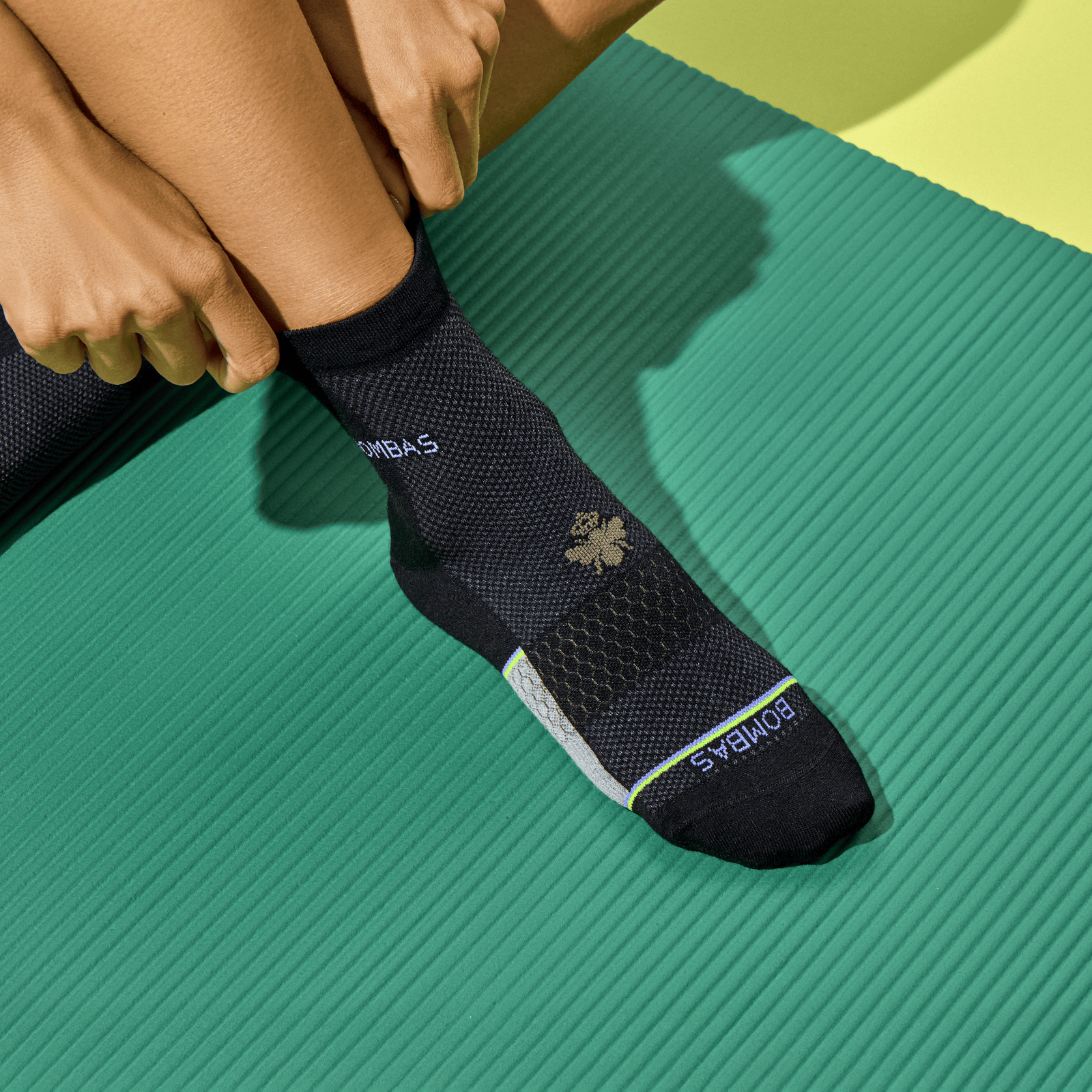 official-bombas::10441-black-adult-unisex-onmodel-00-transparent.png