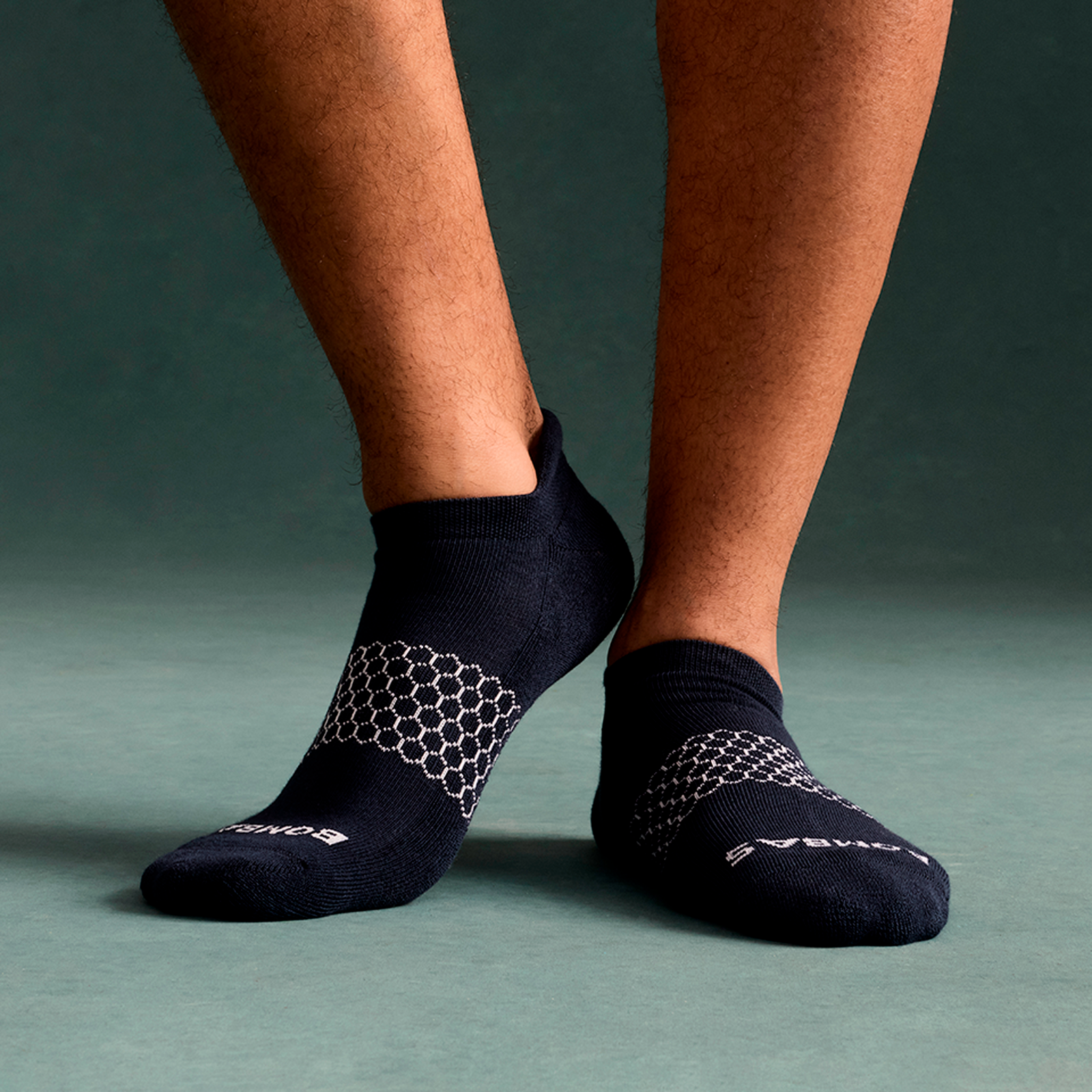 official-bombas::3572-midnightnavy-adult-male-onmodel-0-transparent-v3.png
