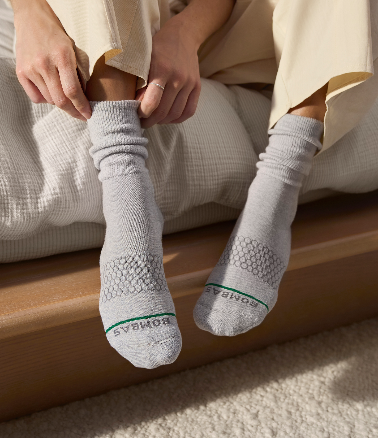 official-bombas::9812-mistycloudhtr-adult-unisex-onmodel-0-transparent.png
